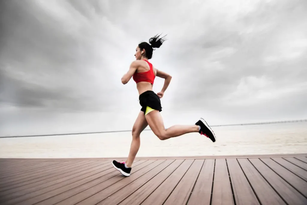 A girl running in the morning. 